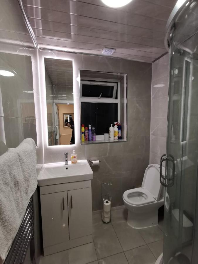 Three Bedroom Modern Apartment By Luton Airport And Luton Station エクステリア 写真