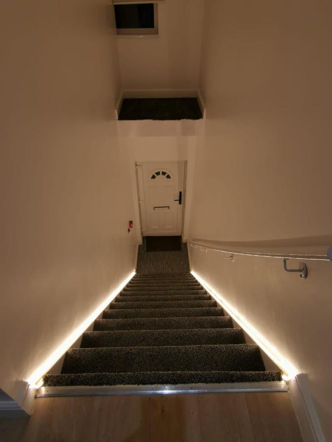 Three Bedroom Modern Apartment By Luton Airport And Luton Station エクステリア 写真