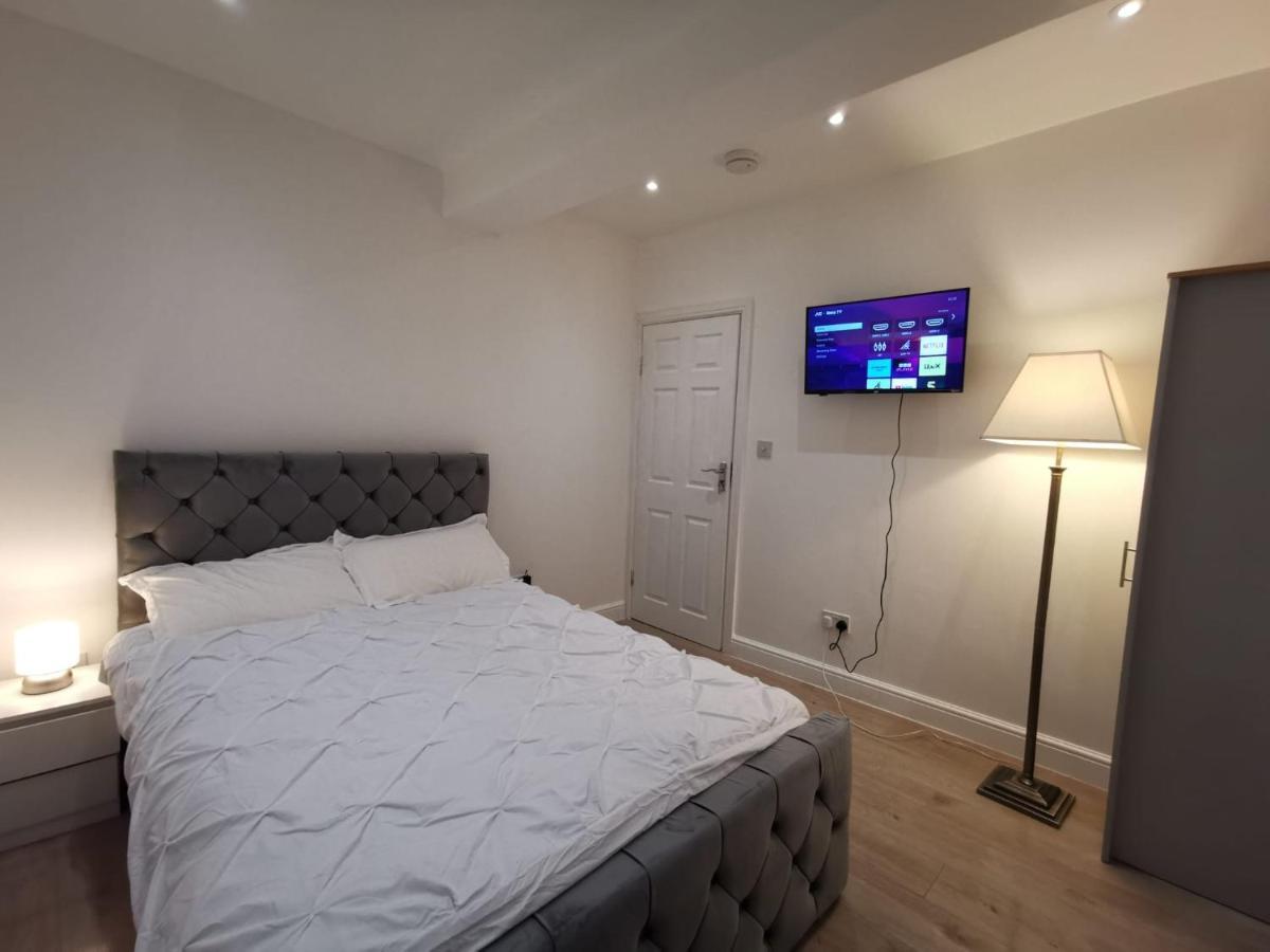 Three Bedroom Modern Apartment By Luton Airport And Luton Station エクステリア 写真