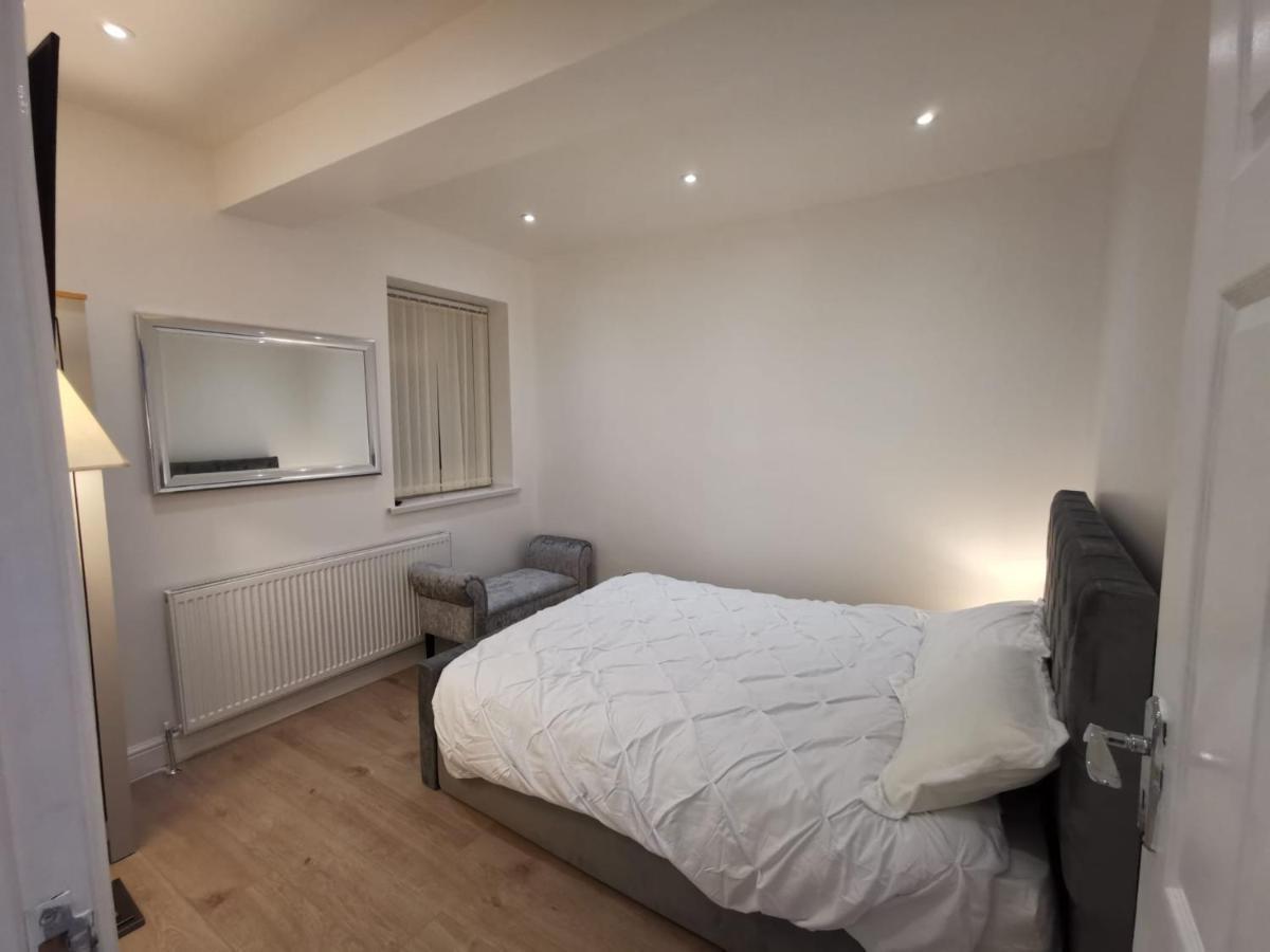 Three Bedroom Modern Apartment By Luton Airport And Luton Station エクステリア 写真