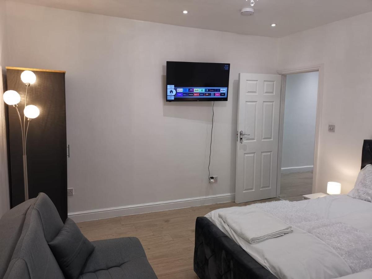 Three Bedroom Modern Apartment By Luton Airport And Luton Station エクステリア 写真