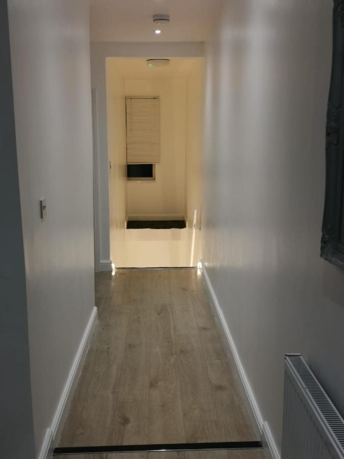 Three Bedroom Modern Apartment By Luton Airport And Luton Station エクステリア 写真