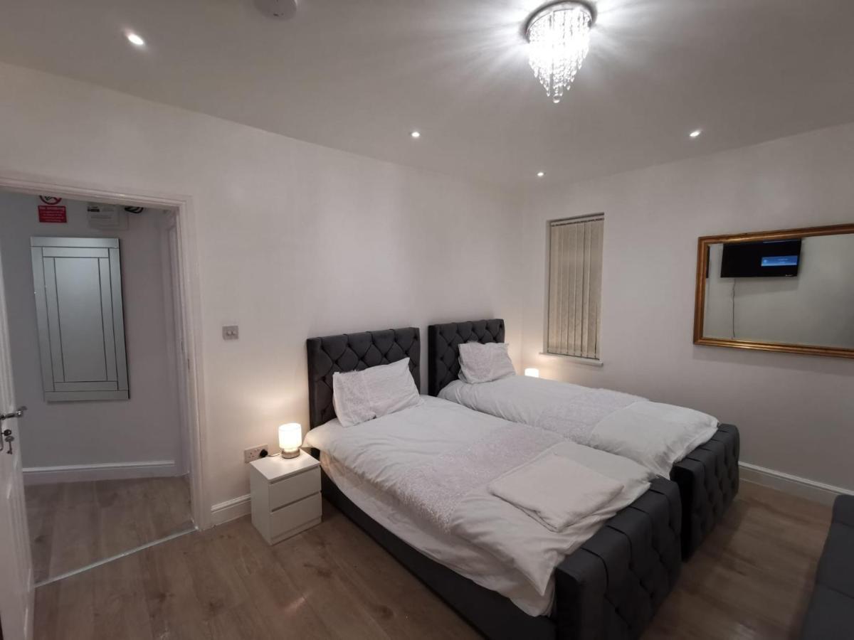 Three Bedroom Modern Apartment By Luton Airport And Luton Station エクステリア 写真