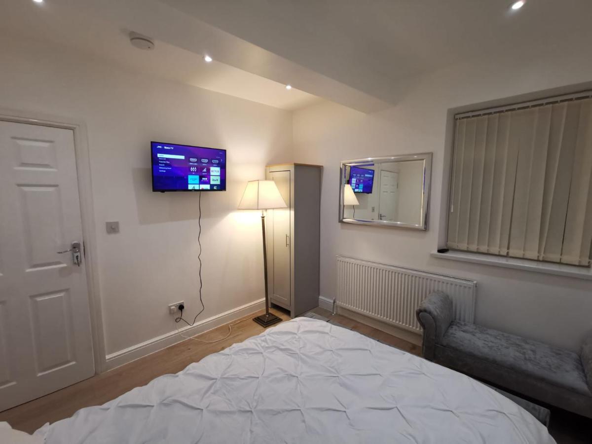 Three Bedroom Modern Apartment By Luton Airport And Luton Station エクステリア 写真