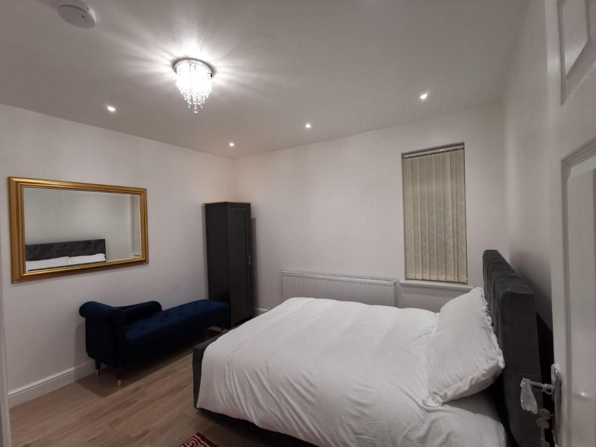 Three Bedroom Modern Apartment By Luton Airport And Luton Station エクステリア 写真