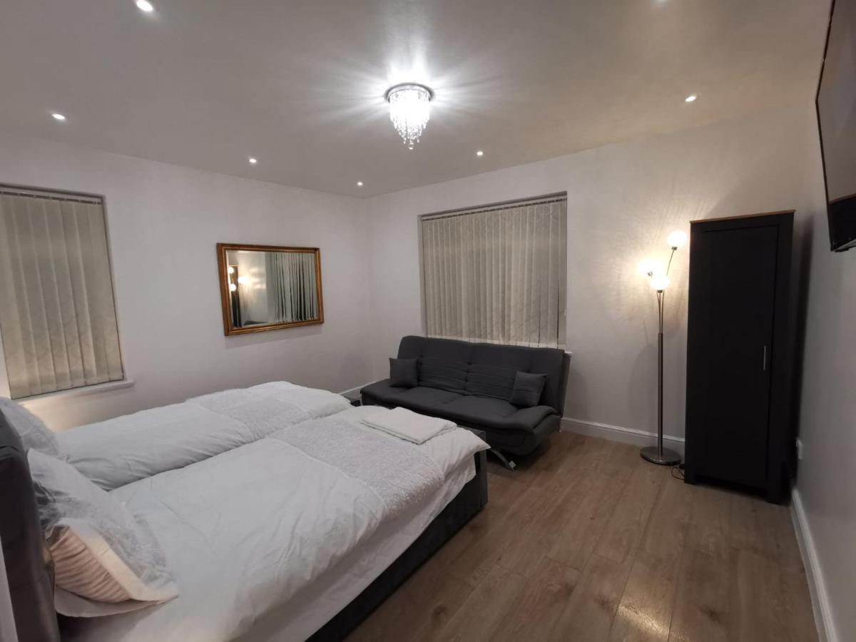 Three Bedroom Modern Apartment By Luton Airport And Luton Station エクステリア 写真