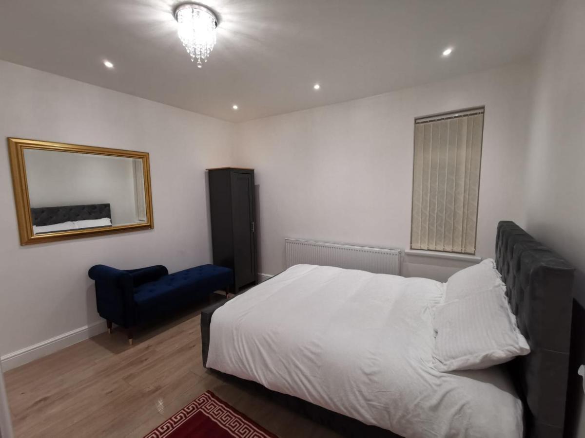 Three Bedroom Modern Apartment By Luton Airport And Luton Station エクステリア 写真