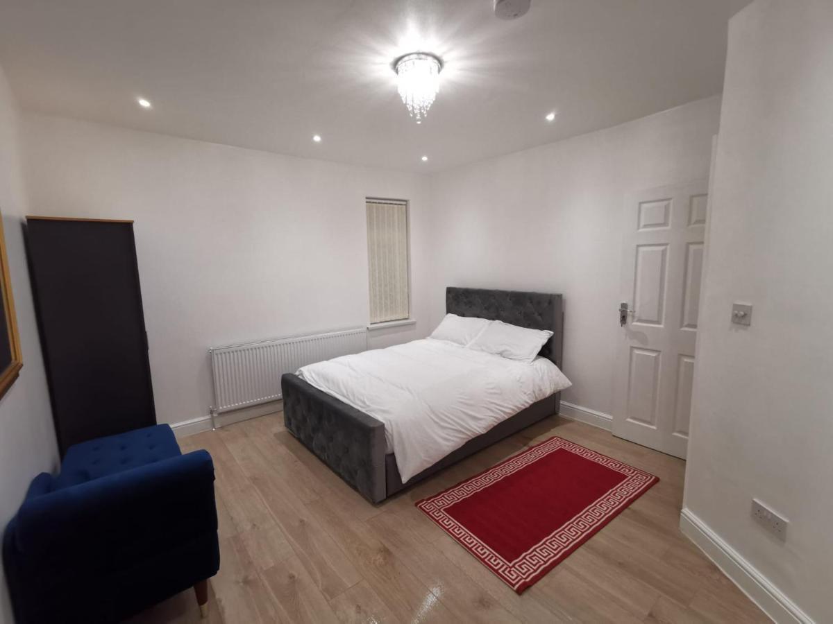 Three Bedroom Modern Apartment By Luton Airport And Luton Station エクステリア 写真